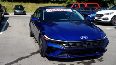 New 2024 Hyundai Elantra SEL w/ Convenience Package