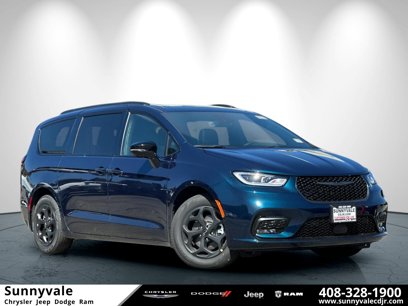 New 2025 Chrysler Pacifica Premium