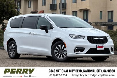 New 2025 Chrysler Pacifica Select