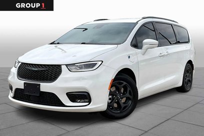 Used 2021 Chrysler Pacifica Limited w/ Uconnect Theater Family Group