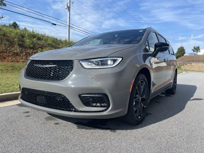 New 2025 Chrysler Pacifica Limited w/ Uconnect Theater Family Group