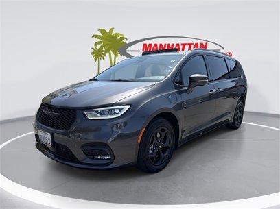 Used 2021 Chrysler Pacifica Limited w/ Uconnect Theater Family Group