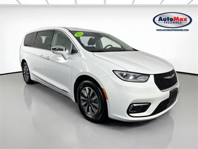 Used 2022 Chrysler Pacifica Limited w/ Uconnect Theater Family Group