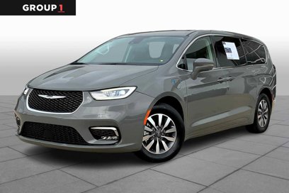 Used 2022 Chrysler Pacifica Touring-L w/ Uconnect Theater Family Group