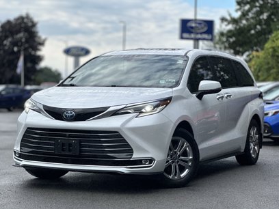 Used 2023 Toyota Sienna Platinum