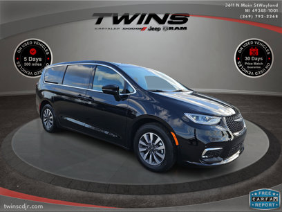 New 2025 Chrysler Pacifica Select