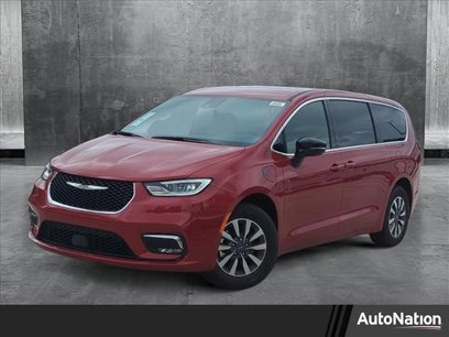 New 2025 Chrysler Pacifica Select