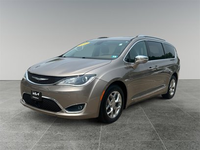 Used 2017 Chrysler Pacifica Limited w/ Advanced Safetytec Group