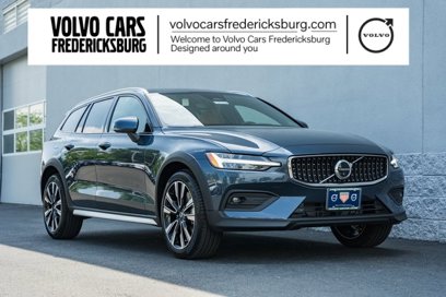 New 2025 Volvo V60 B5 Cross Country Ultra w/ Protection Package Premier