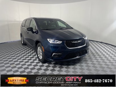 New 2025 Chrysler Pacifica Select