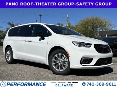 New 2025 Chrysler Pacifica Select w/ Uconnect Theater Family Group