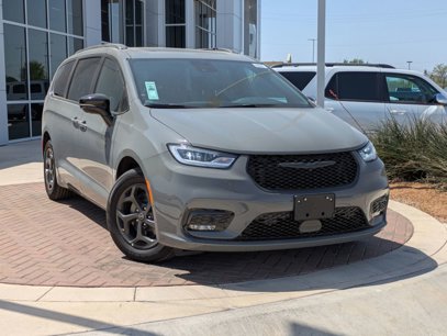 New 2025 Chrysler Pacifica Premium