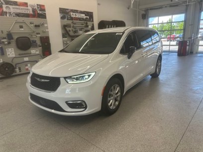 New 2025 Chrysler Pacifica Select