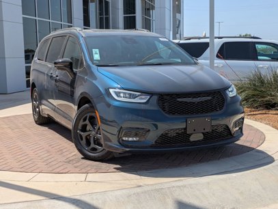 New 2025 Chrysler Pacifica Premium
