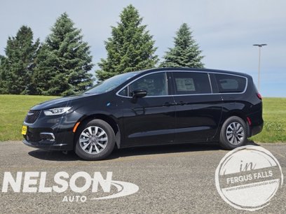 New 2025 Chrysler Pacifica Select w/ Uconnect Theater Family Group