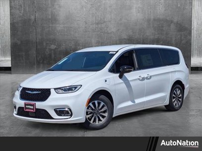 New 2025 Chrysler Pacifica Select