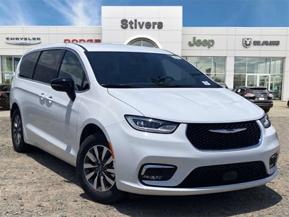 New 2025 Chrysler Pacifica Select