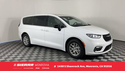 New 2025 Chrysler Pacifica Select
