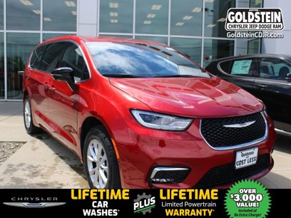 New 2025 Chrysler Pacifica Select