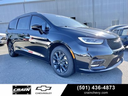 Used 2021 Chrysler Pacifica Touring w/ Uconnect Theater Family Group