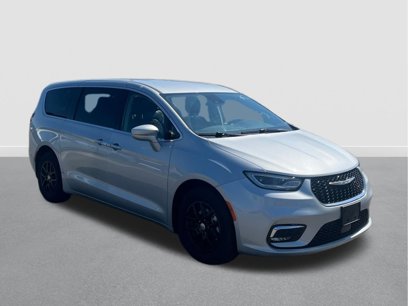 Used 2023 Chrysler Pacifica Touring-L