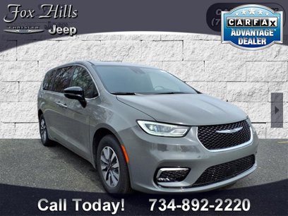 New 2025 Chrysler Pacifica Select