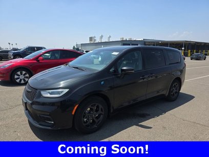 Used 2022 Chrysler Pacifica Limited w/ Uconnect Theater Family Group