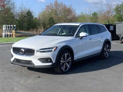 New 2025 Volvo V60 B5 Cross Country Plus w/ Protection Package Premier