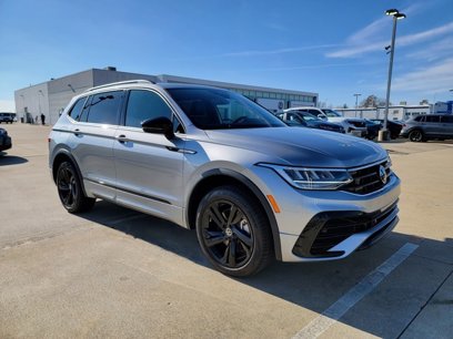 New 2024 Volkswagen Tiguan SE R-Line