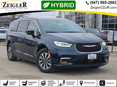 New 2025 Chrysler Pacifica Select