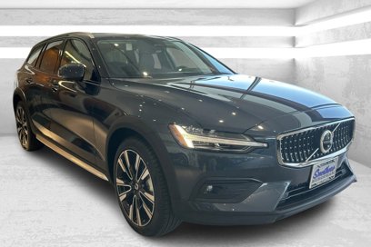 New 2025 Volvo V60 B5 Cross Country Ultra w/ Protection Package Premier