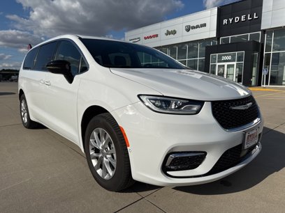New 2025 Chrysler Pacifica Select