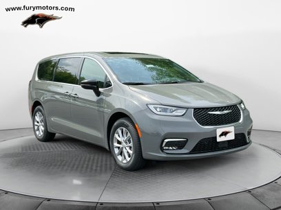 New 2025 Chrysler Pacifica Select