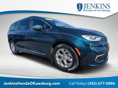 Used 2022 Chrysler Pacifica Limited w/ Uconnect Theater Family Group