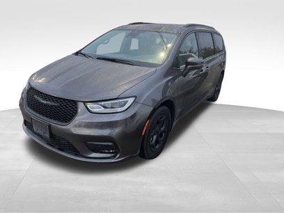 Used 2021 Chrysler Pacifica Limited w/ Uconnect Theater Family Group