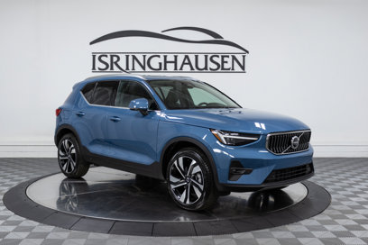 New 2025 Volvo XC40 B5 Plus w/ Climate Package