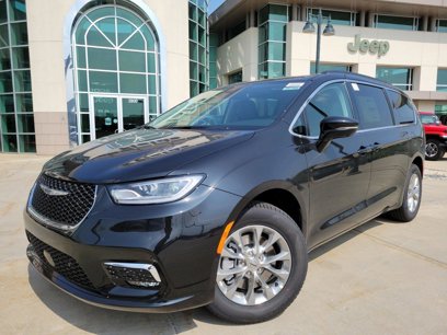 New 2022 Chrysler Pacifica Touring-L w/ Uconnect Theater Family Group