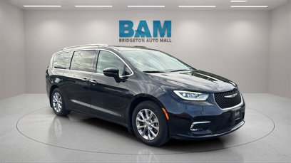 Used 2021 Chrysler Pacifica Touring-L w/ Premium & Safety Sphere Group