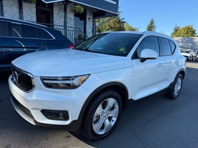 Used 2022 Volvo XC40 T5 Momentum