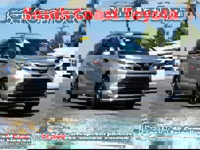 Used 2025 Toyota Sienna Platinum