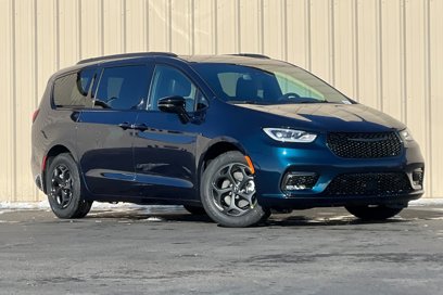 New 2025 Chrysler Pacifica Premium