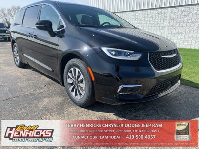 New 2025 Chrysler Pacifica Select