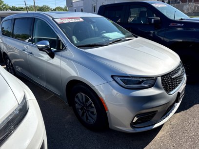 Certified 2023 Chrysler Pacifica Limited w/ Uconnect Theater Family Group