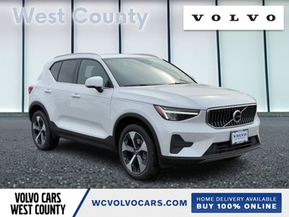New 2025 Volvo XC40 B5 Core w/ Climate Package