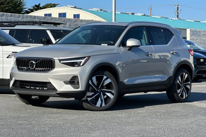 New 2025 Volvo XC40 B5 Ultra w/ Climate Package