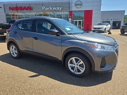 New 2025 Nissan Kicks Play S