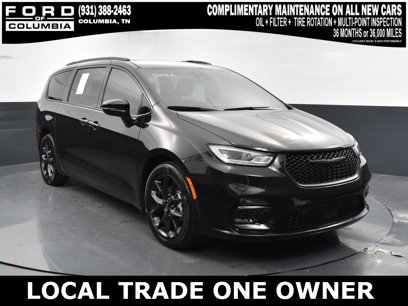 Used 2023 Chrysler Pacifica Limited w/ Uconnect Theater Family Group