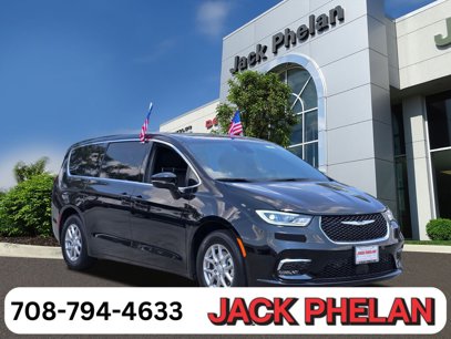 New 2025 Chrysler Pacifica Select