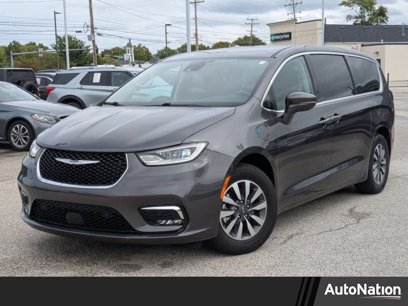 Used 2022 Chrysler Pacifica Touring-L w/ Uconnect Theater Family Group