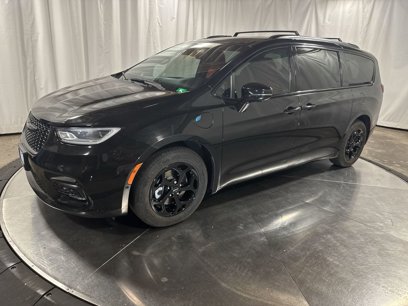 Used 2021 Chrysler Pacifica Limited w/ Uconnect Theater Family Group